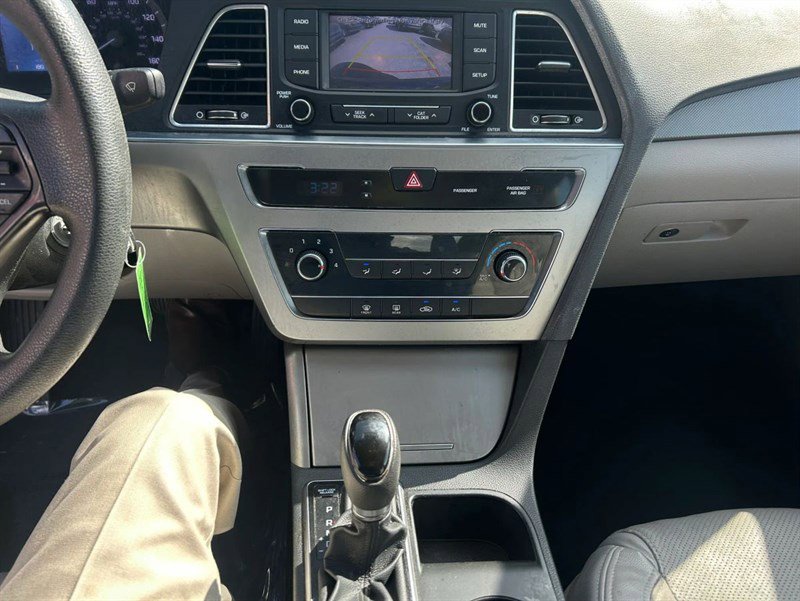Used 2015 Hyundai Sonata SE w/ Option Group 02 FWD image 11