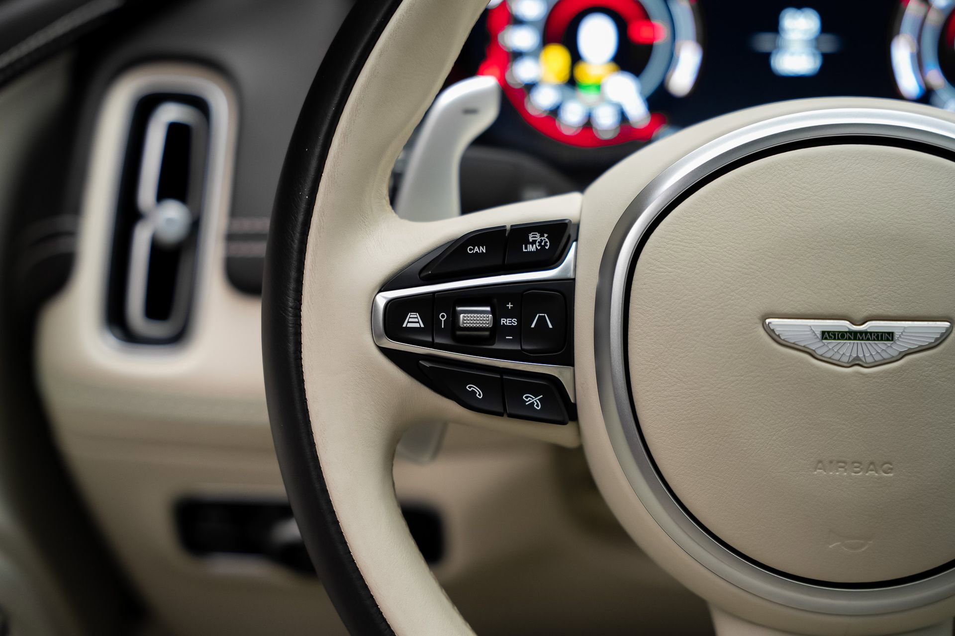 Used 2023 Aston Martin DBX AWD/4WD image 33