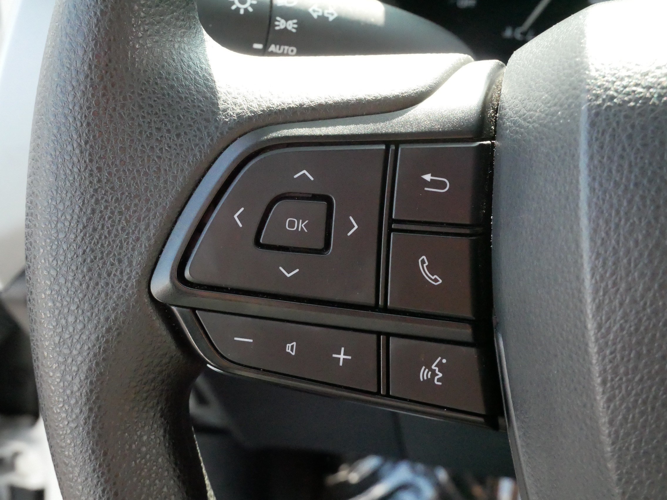 Certified 2025 Toyota Sienna LE FWD image 27