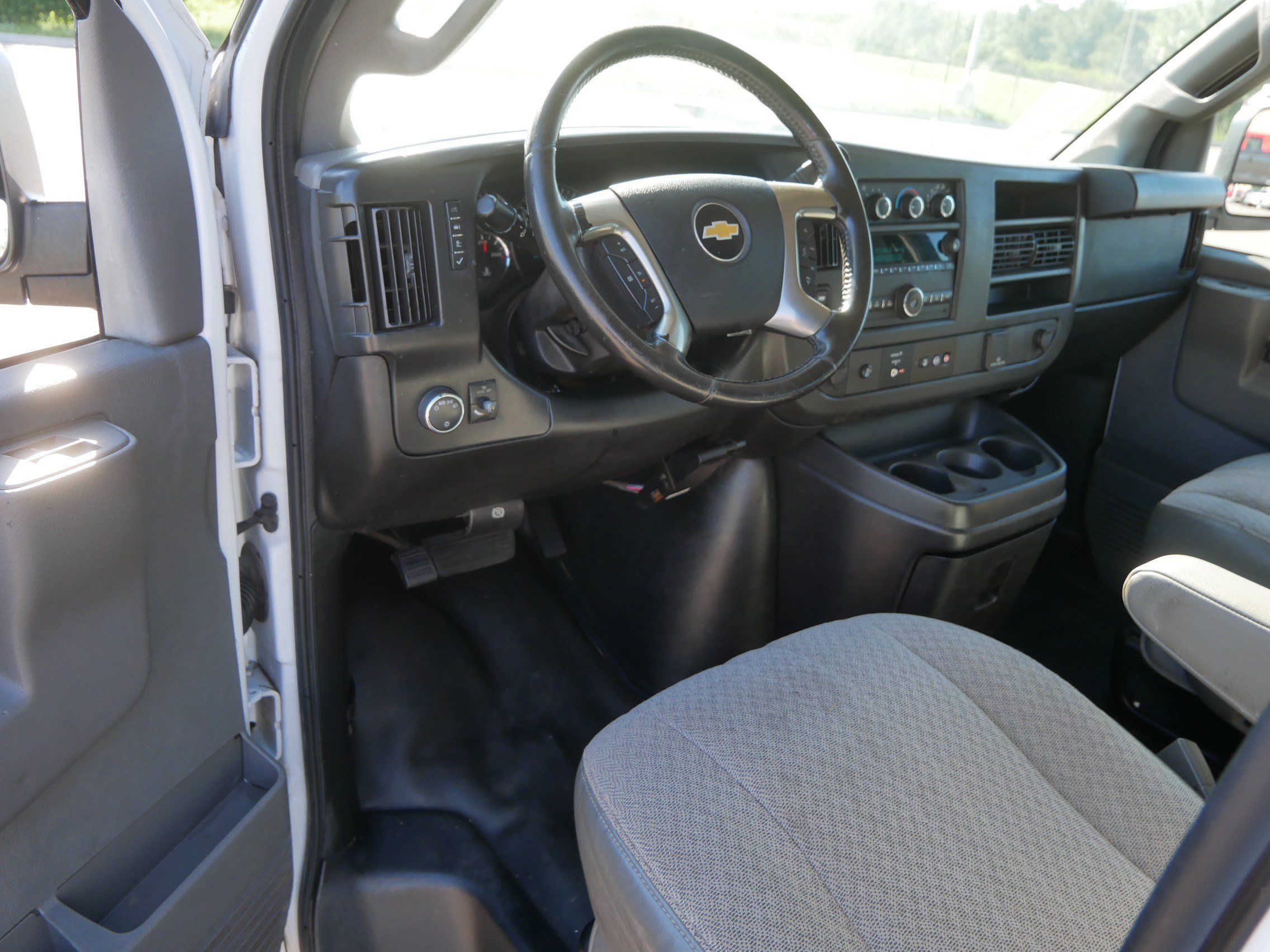 Used 2016 Chevrolet Express 3500 Extended RWD image 9