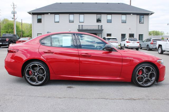 Used 2022 Alfa Romeo Giulia Veloce AWD/4WD image 6