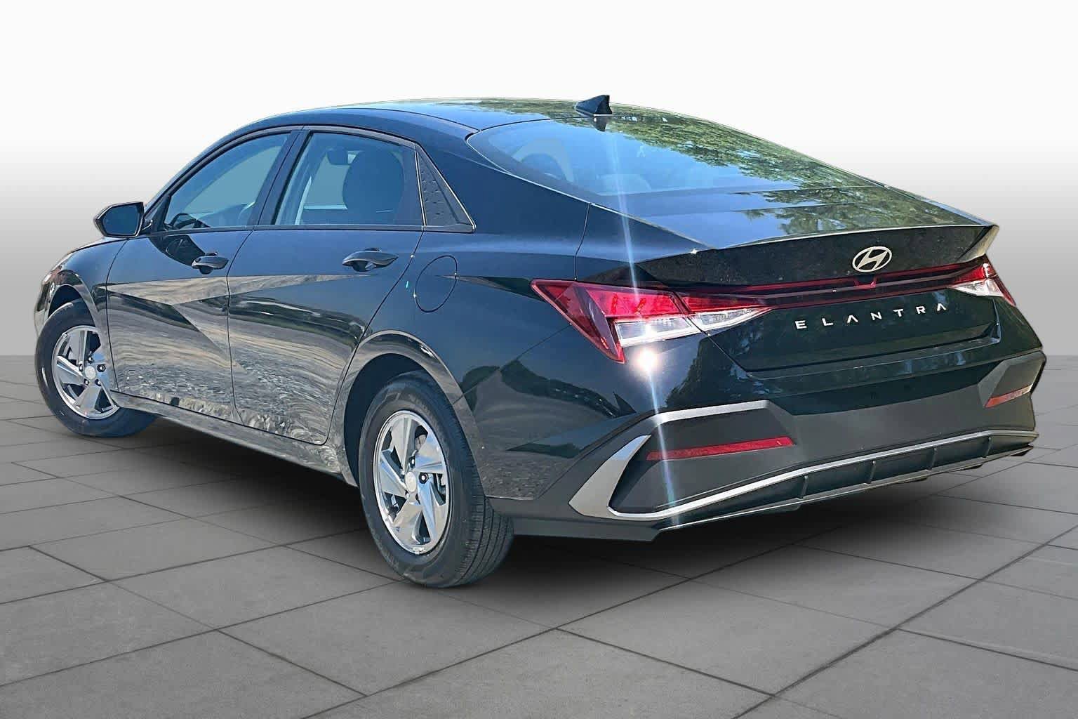 Used 2026 Hyundai Elantra SE FWD image 12