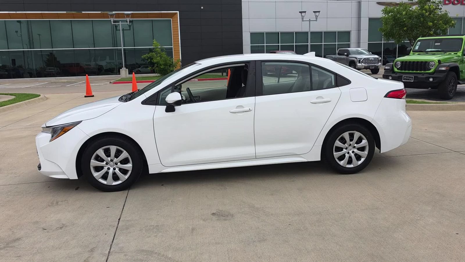 Used 2024 Toyota Corolla LE FWD image 5