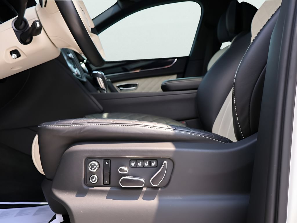 Used 2018 Bentley Bentayga AWD/4WD image 37