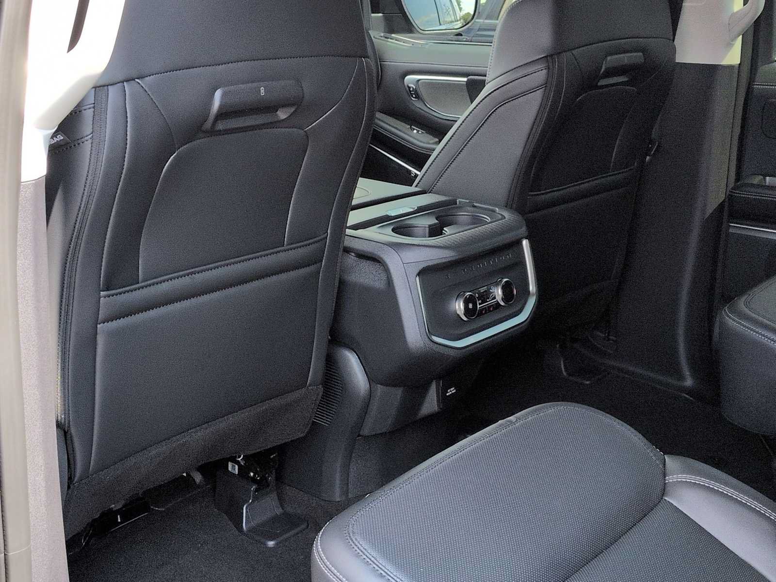 Used 2025 Ford Expedition Platinum w/ Driver's Package AWD/4WD image 19