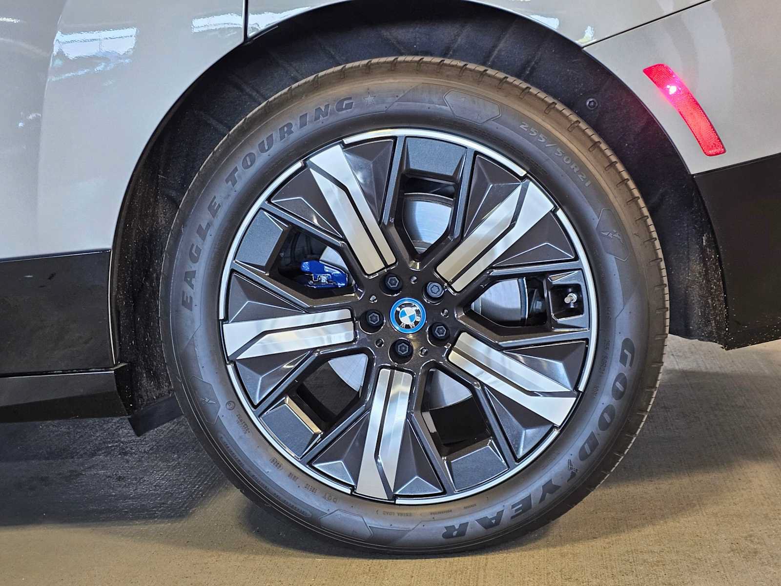 Used 2025 BMW iX xDrive50 w/ Sport Package AWD/4WD image 8