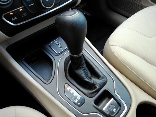 Used 2019 Jeep Cherokee Latitude w/ Popular Appearance Group FWD image 39