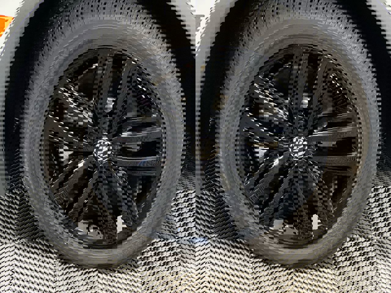 Used 2022 Volkswagen Tiguan SE R-Line image 11