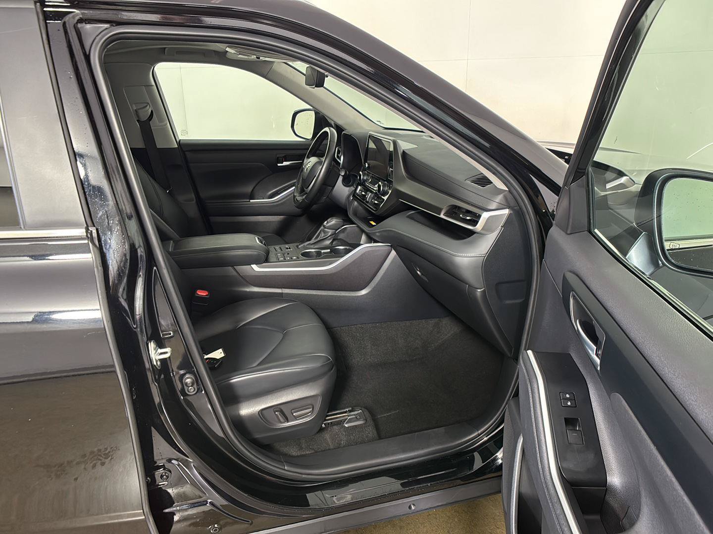 Used 2024 Toyota Highlander XLE AWD/4WD image 22