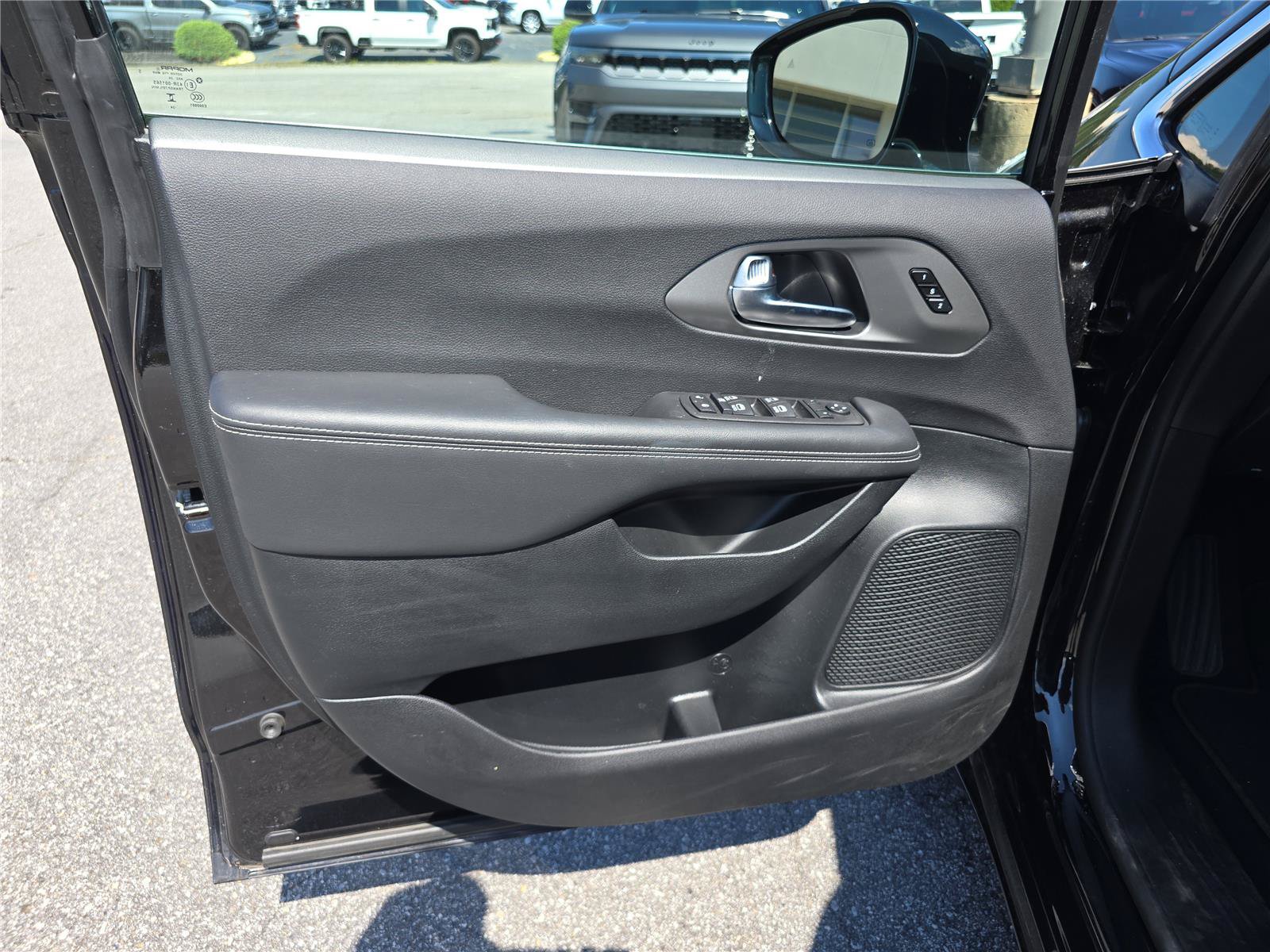 Used 2025 Chrysler Pacifica Select AWD/4WD image 17