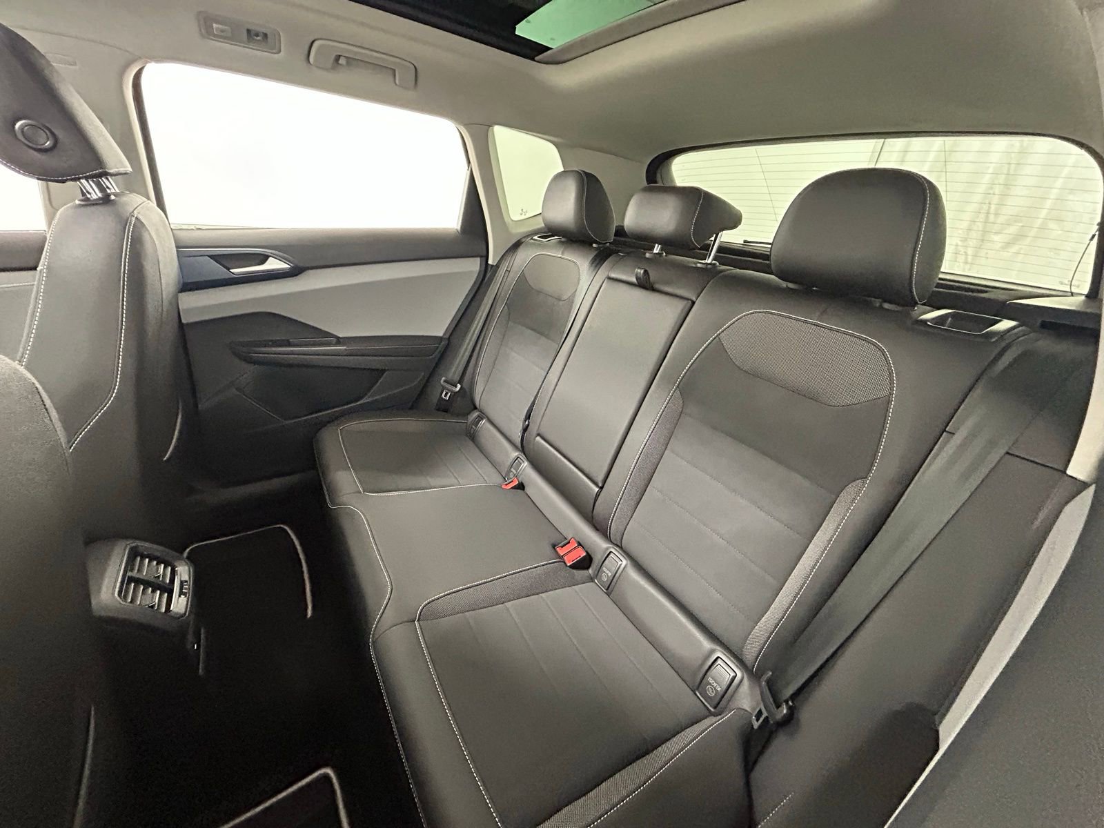 Used 2024 Volkswagen Taos SE w/ Panoramic Sunroof Package image 31