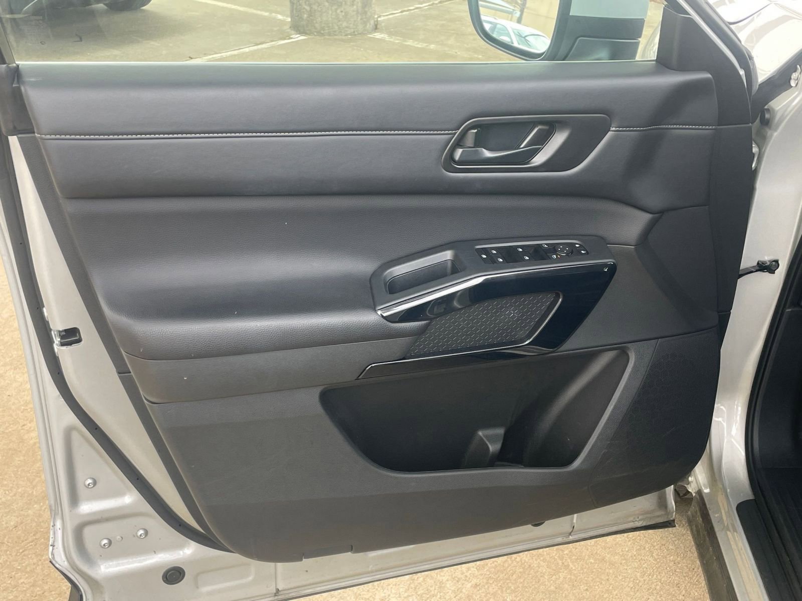 Used 2025 Nissan Pathfinder SV image 18