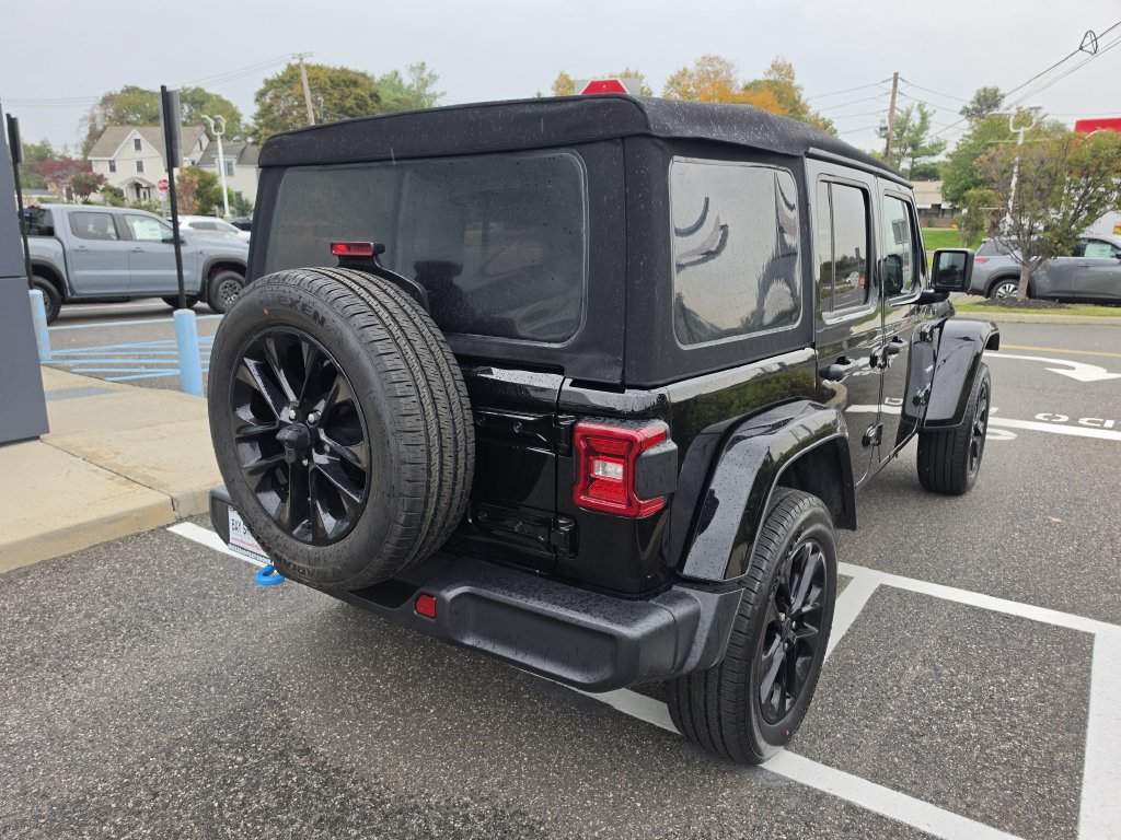 Used 2024 Jeep Wrangler Unlimited Sahara AWD/4WD image 5