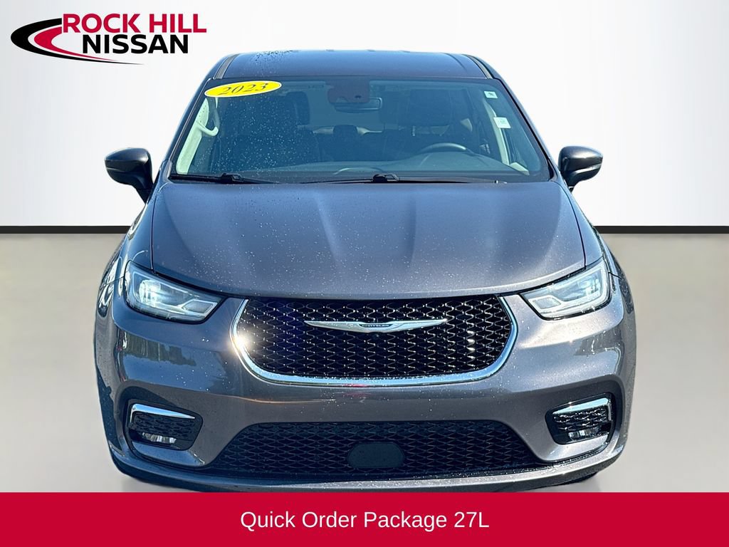 Used 2023 Chrysler Pacifica Touring-L FWD image 2