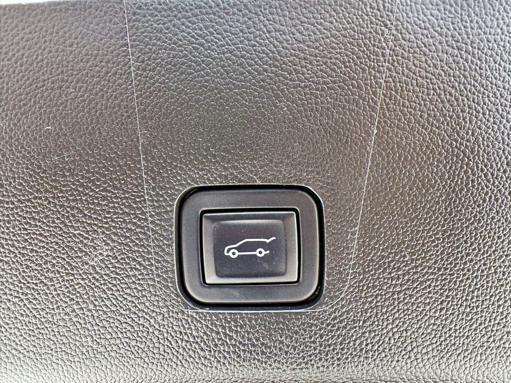 Used 2023 Chevrolet Traverse RS image 13