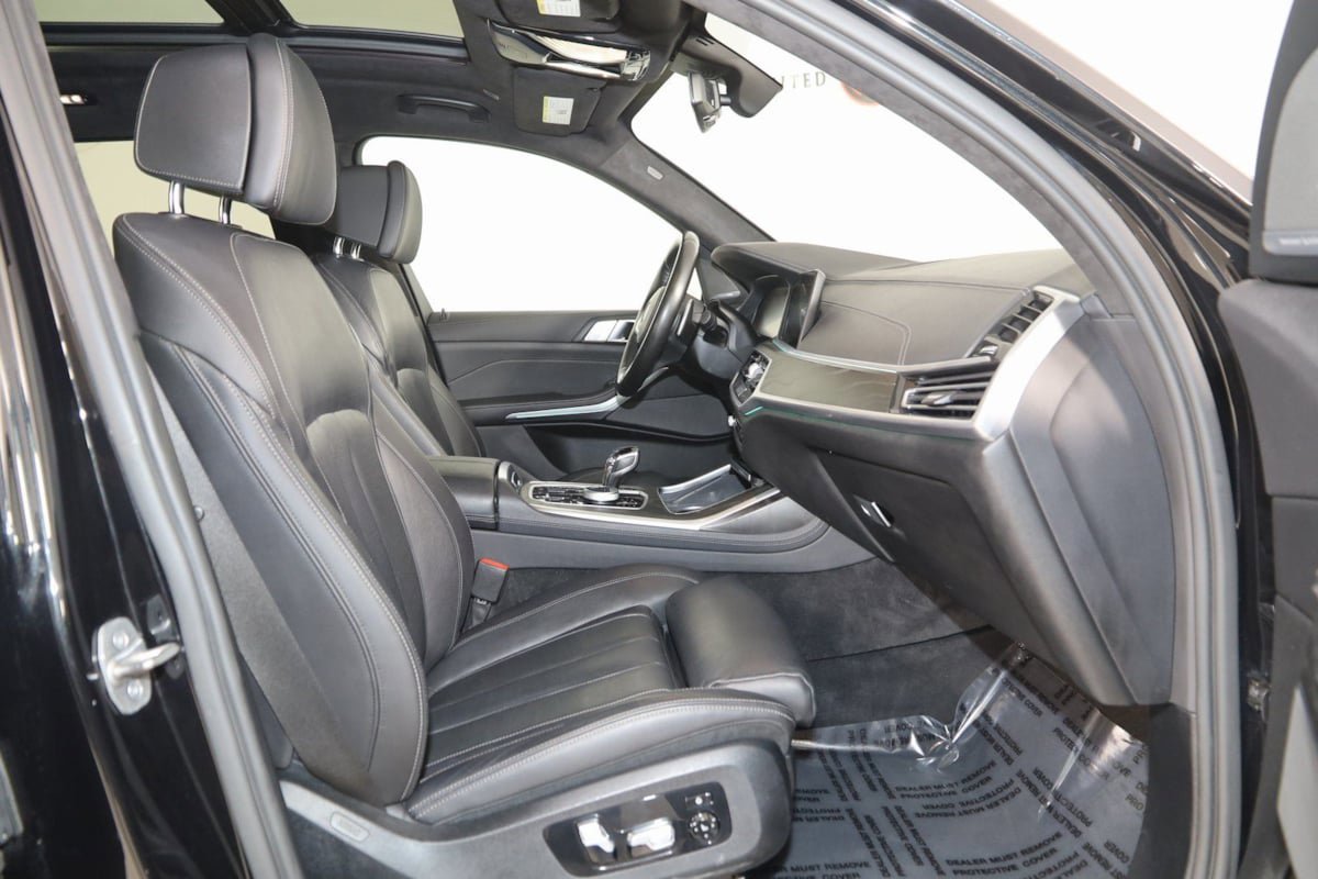 Used 2022 BMW X7 M50i w/ Executive Package image 14