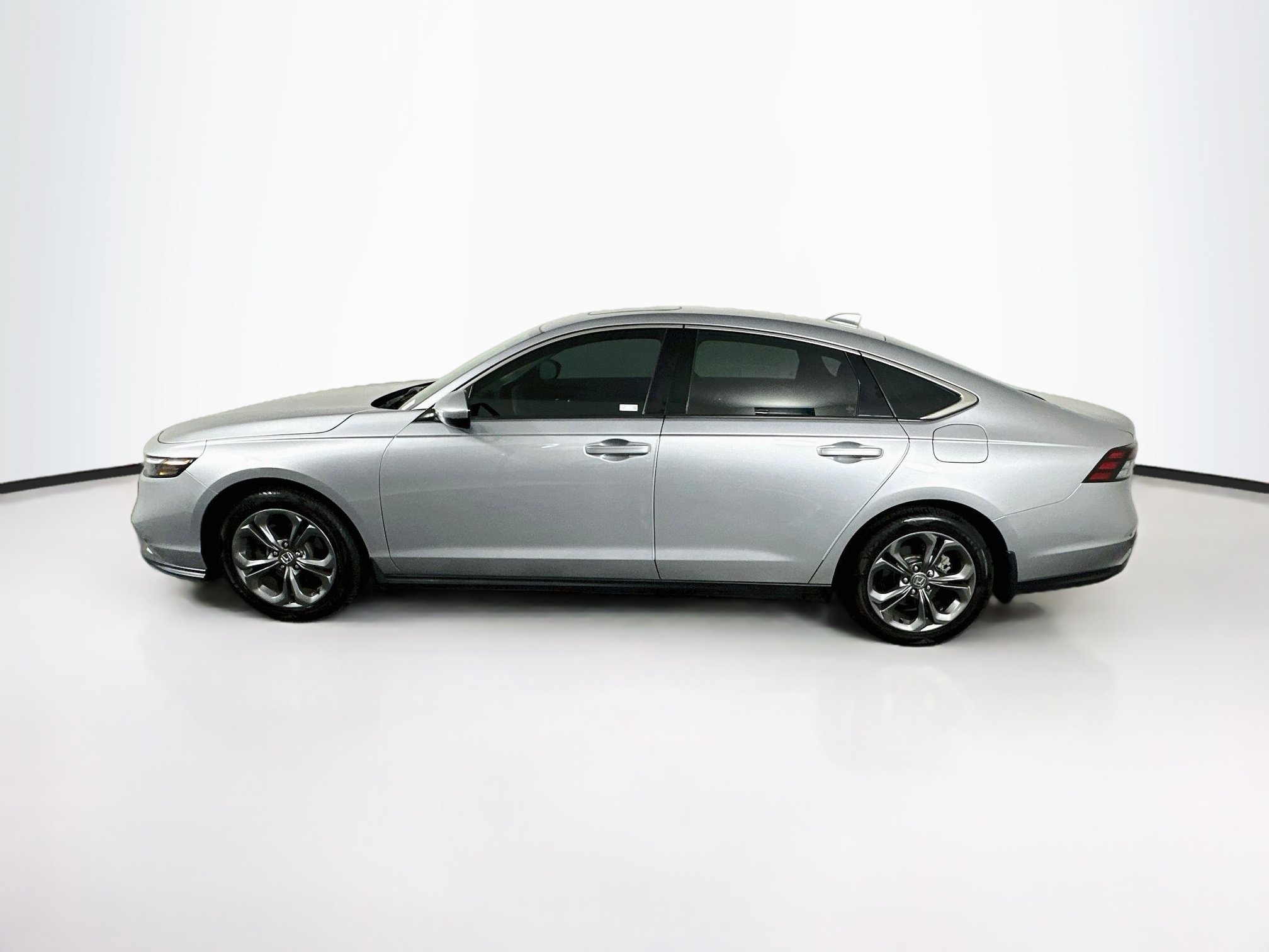 Used 2023 Honda Accord EX image 4