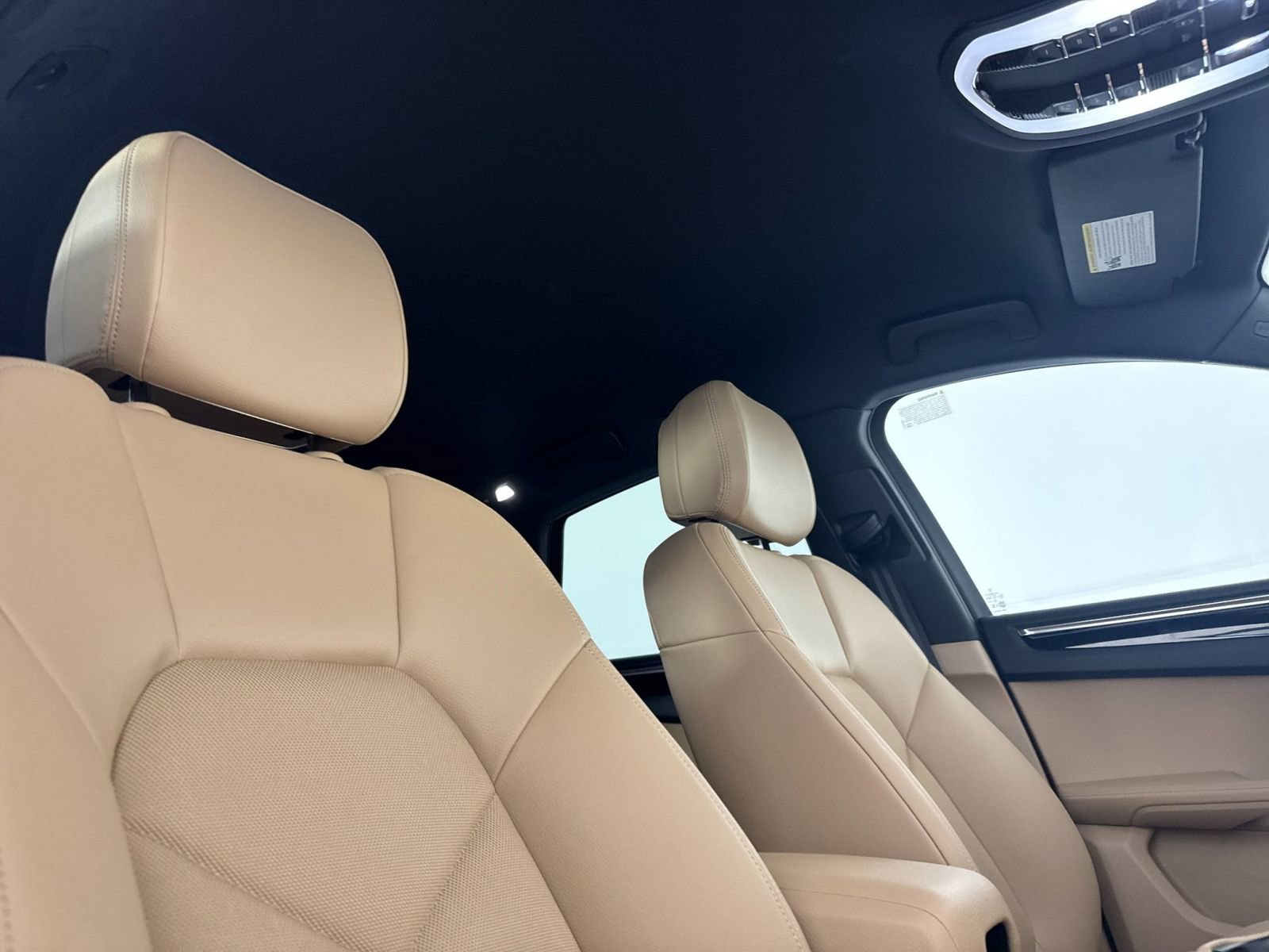 Certified 2025 Porsche Macan image 19