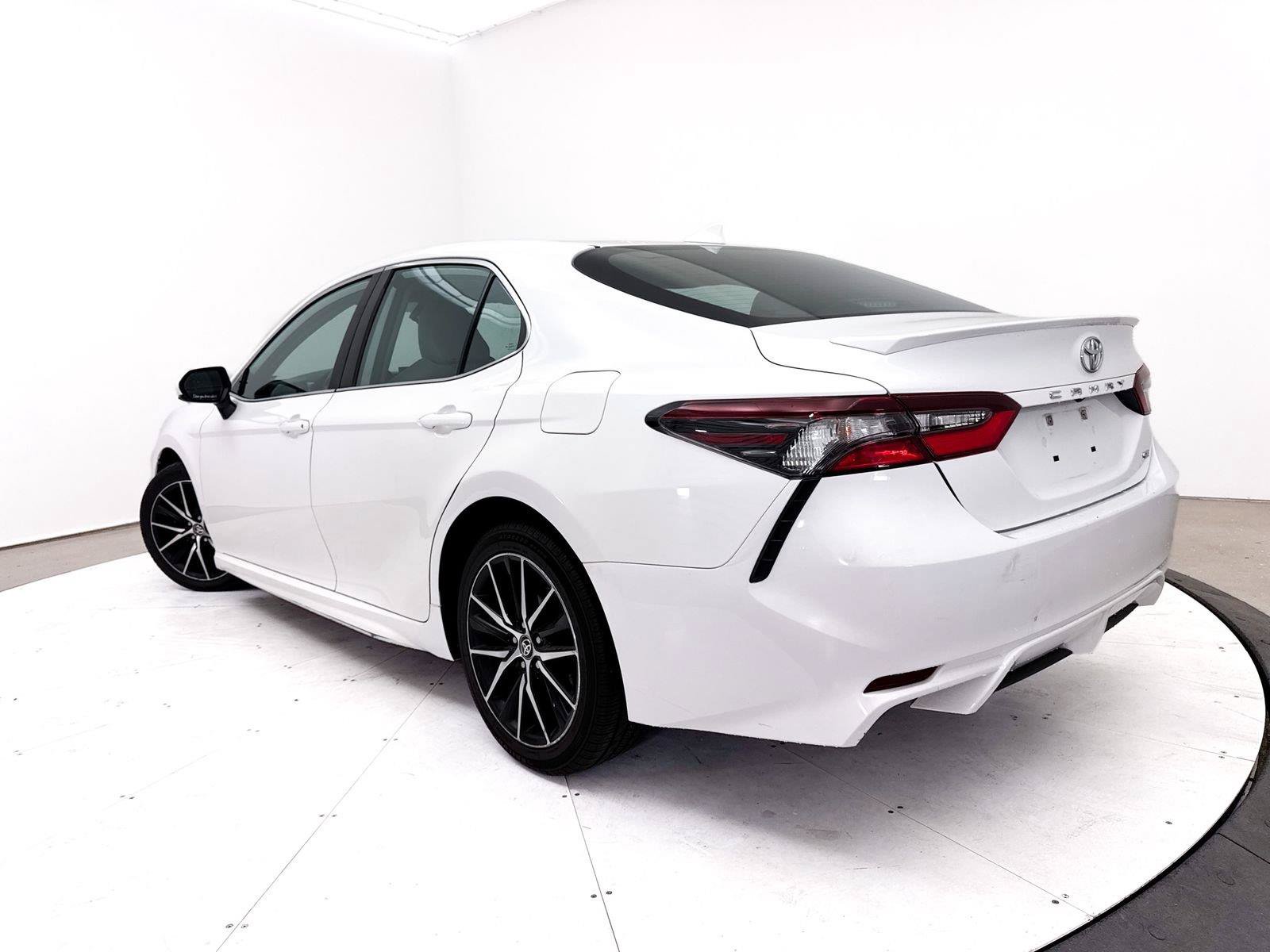 Used 2021 Toyota Camry SE FWD image 2