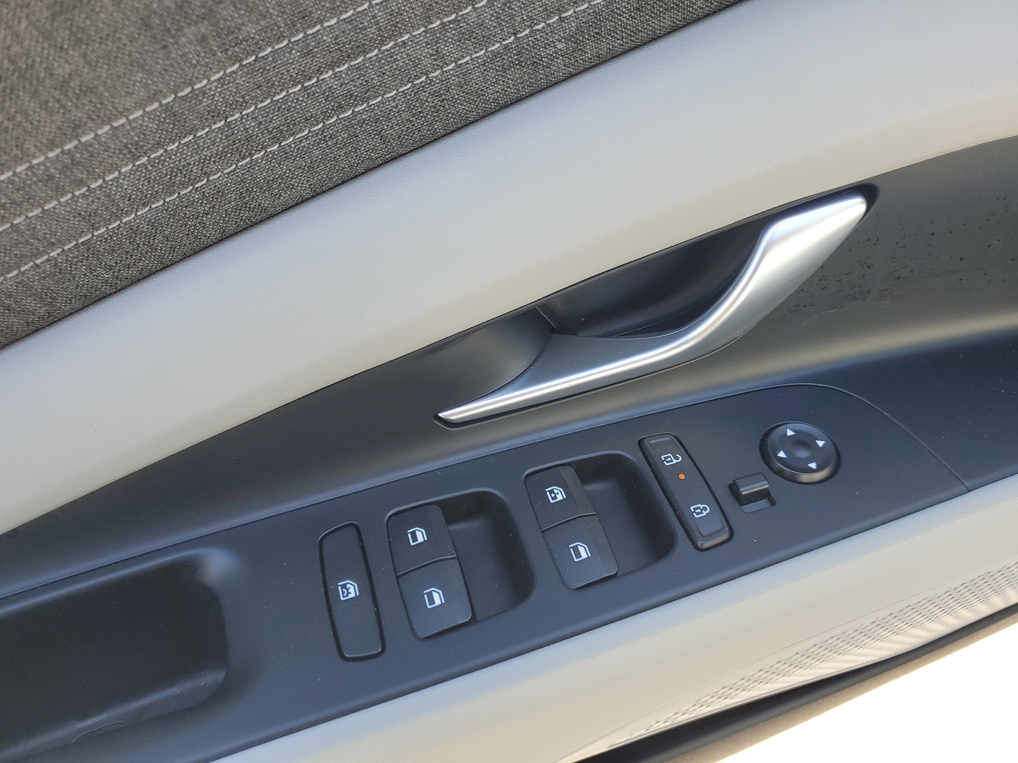 Used 2024 Hyundai Elantra Limited image 9