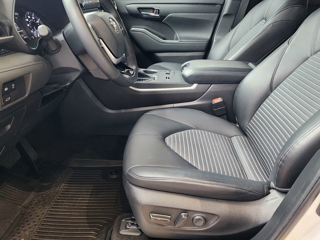 Used 2023 Toyota Highlander XSE FWD image 26