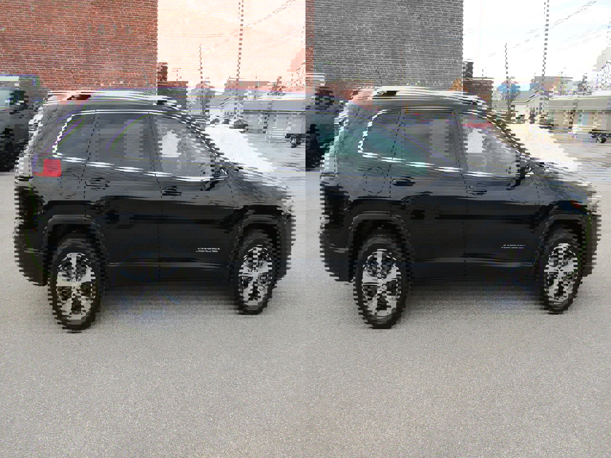 Used 2019 Jeep Cherokee Limited w/ Luxury Group image 2