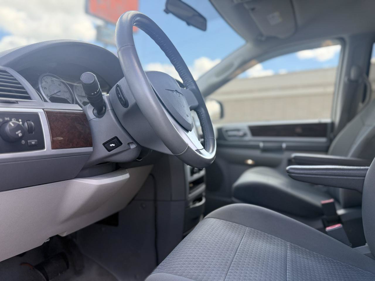 Used 2010 Chrysler Town & Country Touring FWD image 17