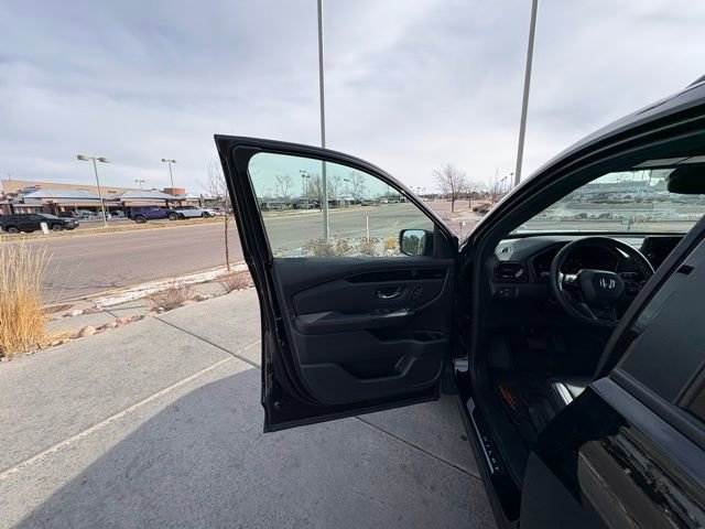 Used 2025 Honda Pilot TrailSport image 12