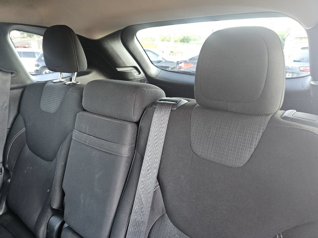Used 2016 Jeep Cherokee Latitude w/ Safety/Convenience Group AWD/4WD image 40
