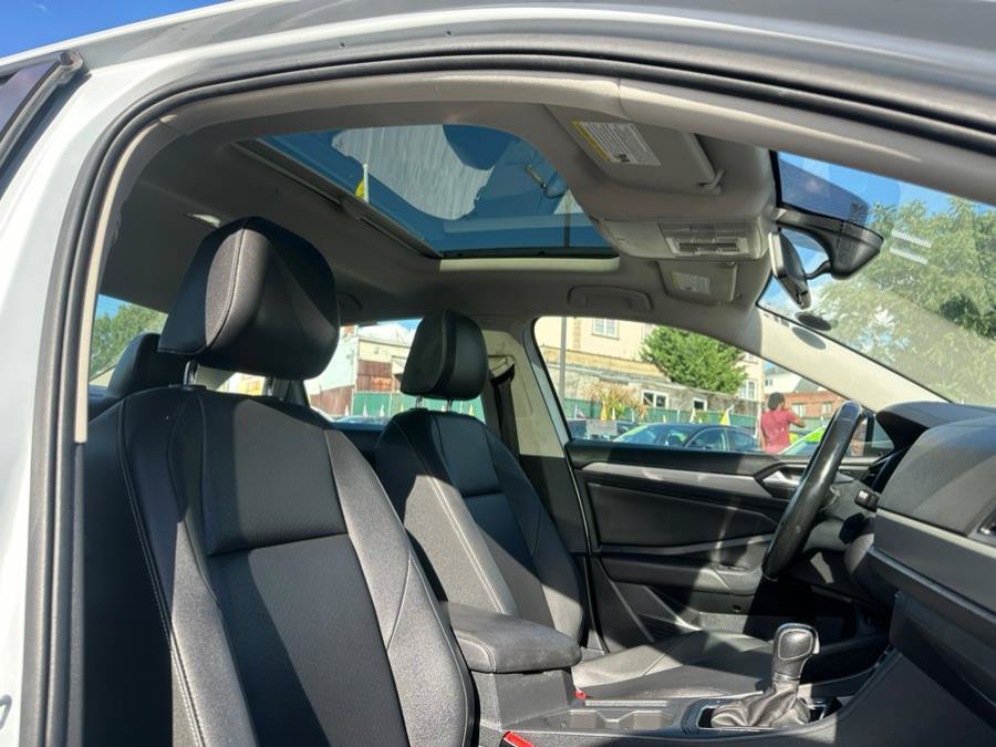 Used 2019 Volkswagen Jetta SE w/ Cold Weather Package FWD image 15
