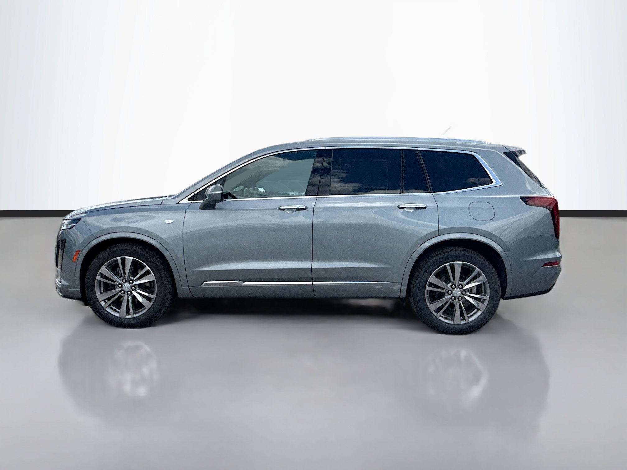 Used 2024 Cadillac XT6 Premium Luxury FWD image 2