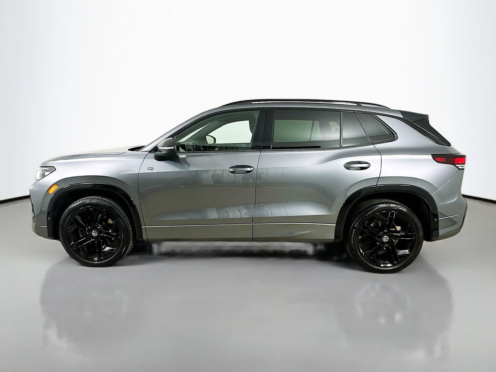Certified 2025 Volkswagen Tiguan SE R-Line AWD/4WD image 8