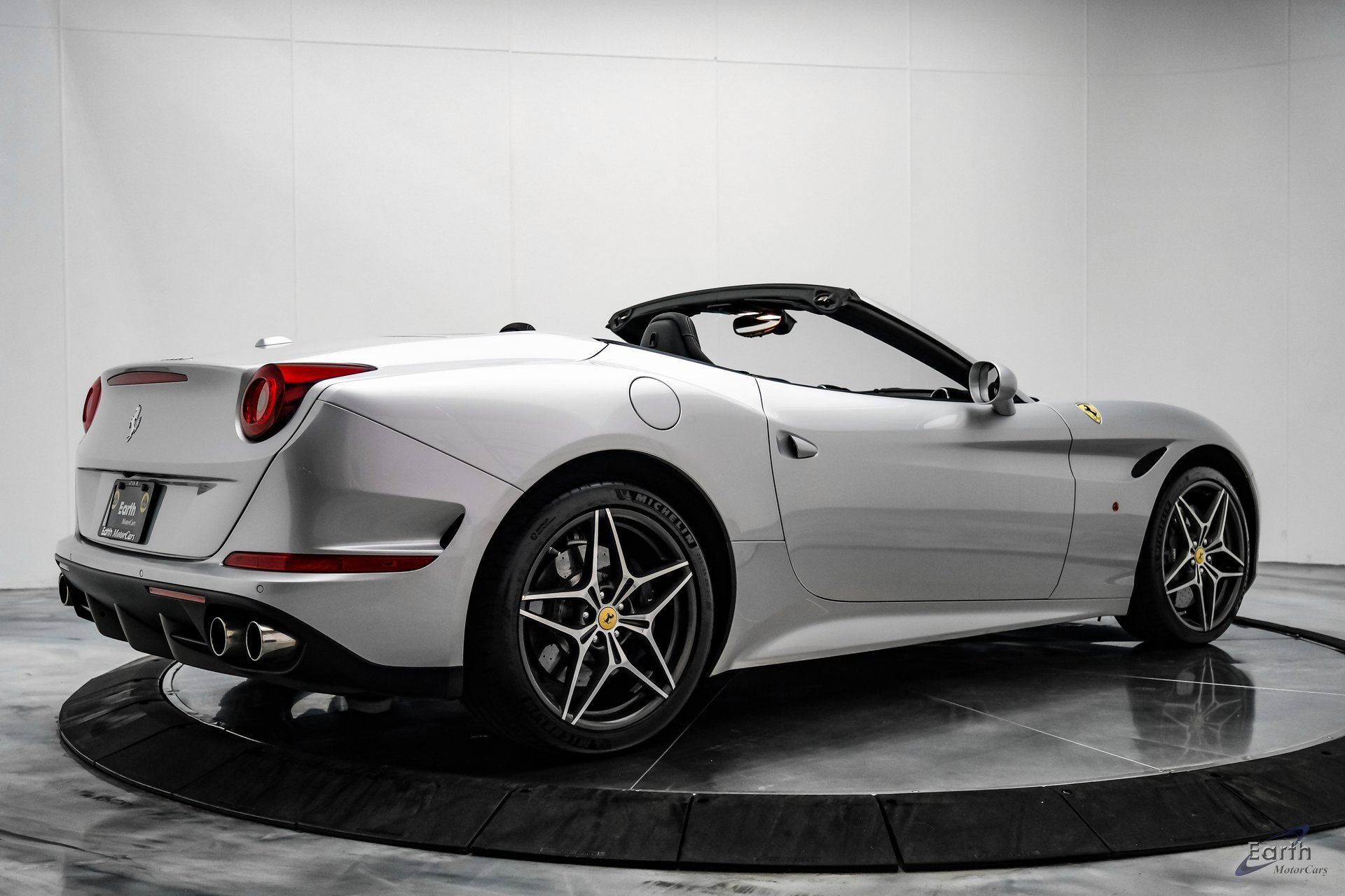 Used 2016 Ferrari California T image 19