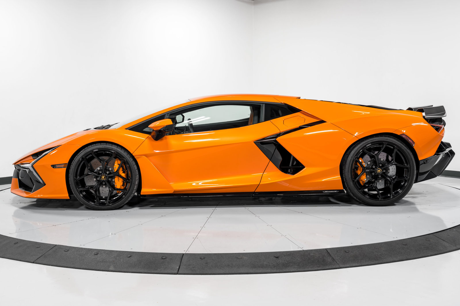 Used 2025 Lamborghini Revuelto AWD/4WD image 6
