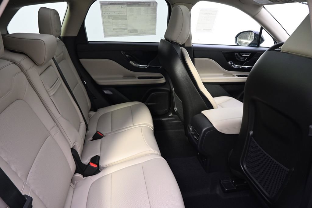 New 2026 Lincoln Corsair Premiere image 18