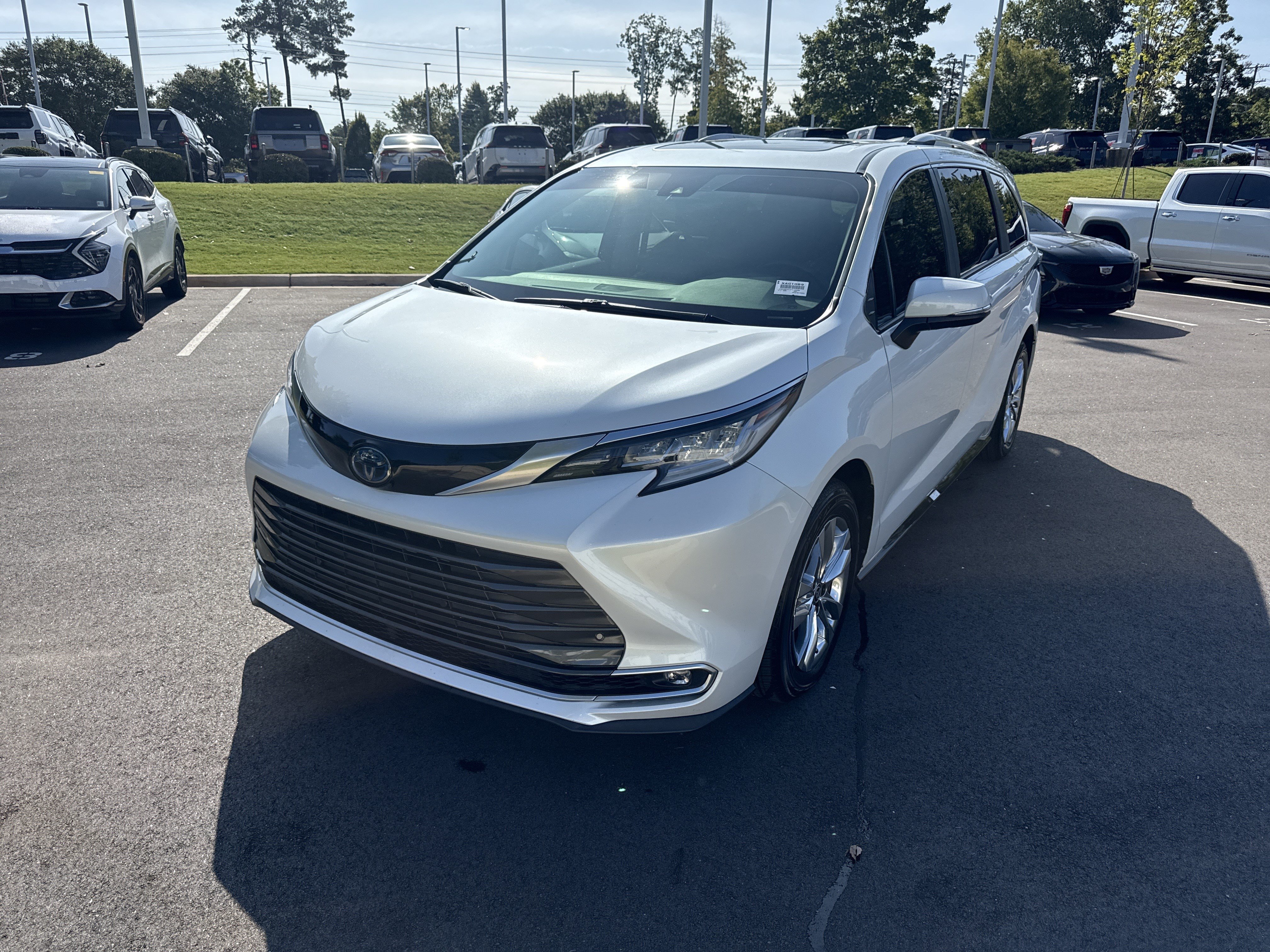 Used 2023 Toyota Sienna Limited FWD image 5