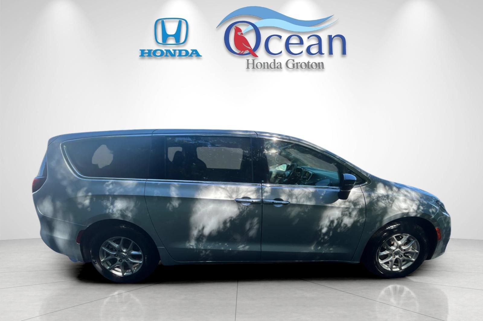 Used 2024 Chrysler Pacifica Touring-L FWD image 2