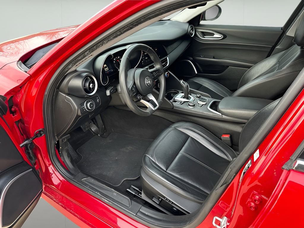 Used 2020 Alfa Romeo Giulia image 11