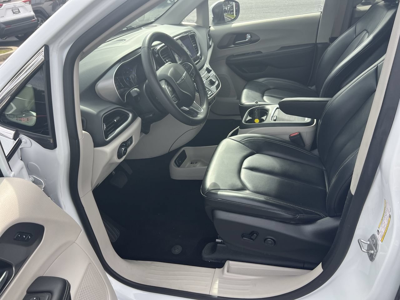 Used 2023 Chrysler Pacifica Touring-L FWD image 16