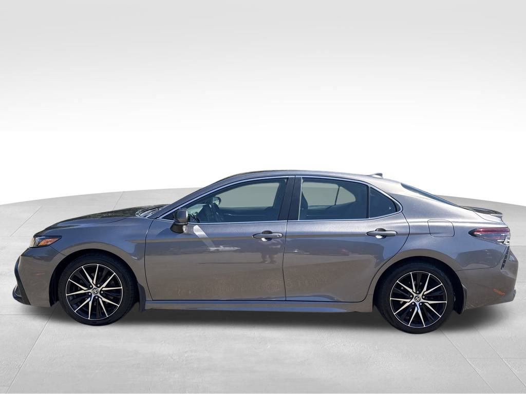 Used 2022 Toyota Camry SE image 2
