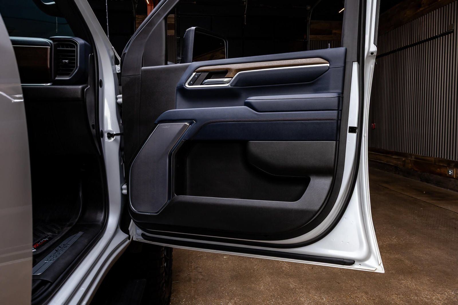 Used 2024 Chevrolet Silverado 2500 High Country w/ High Country Premium Package AWD/4WD image 38