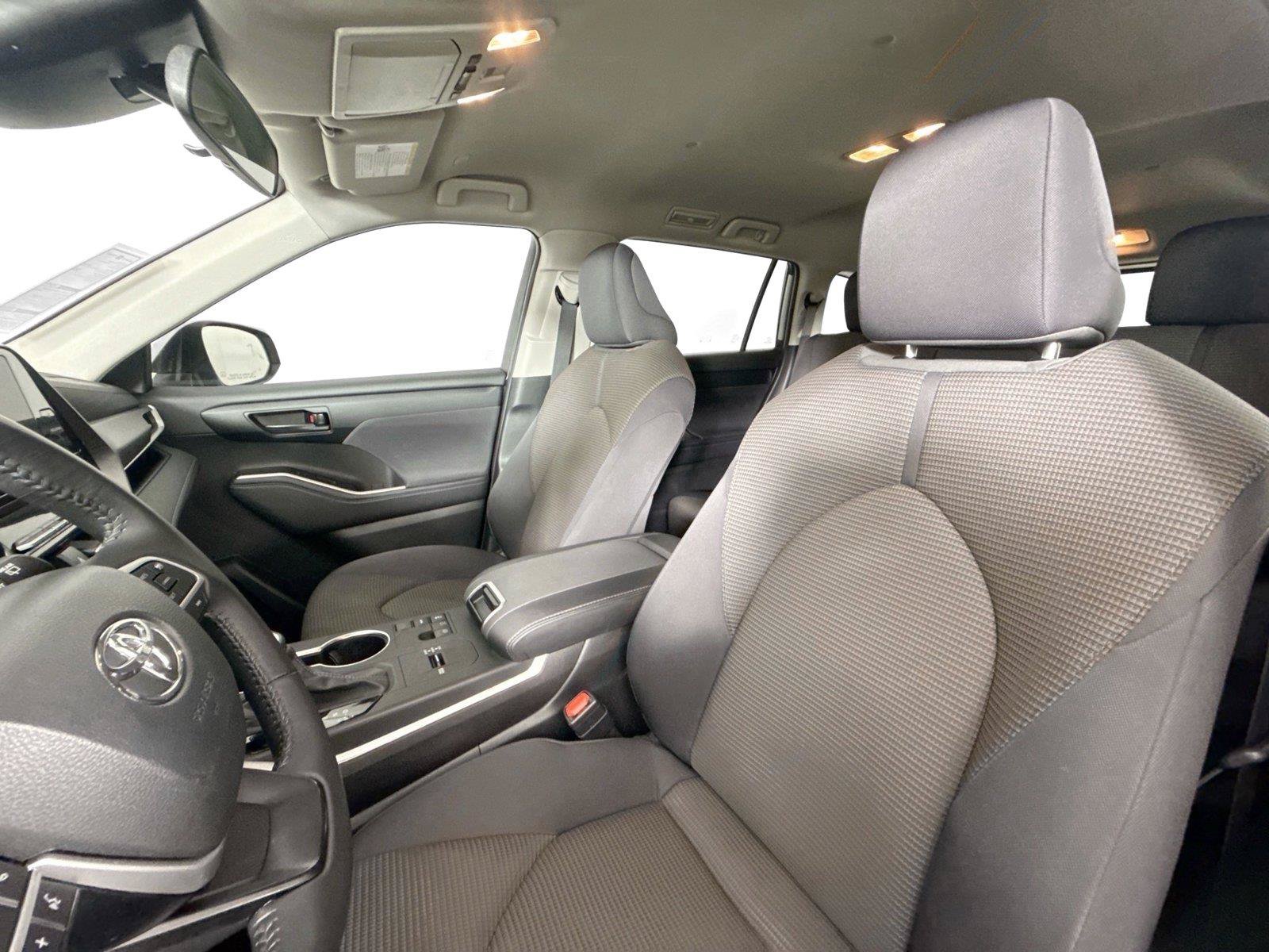 Used 2024 Toyota Highlander LE FWD image 15