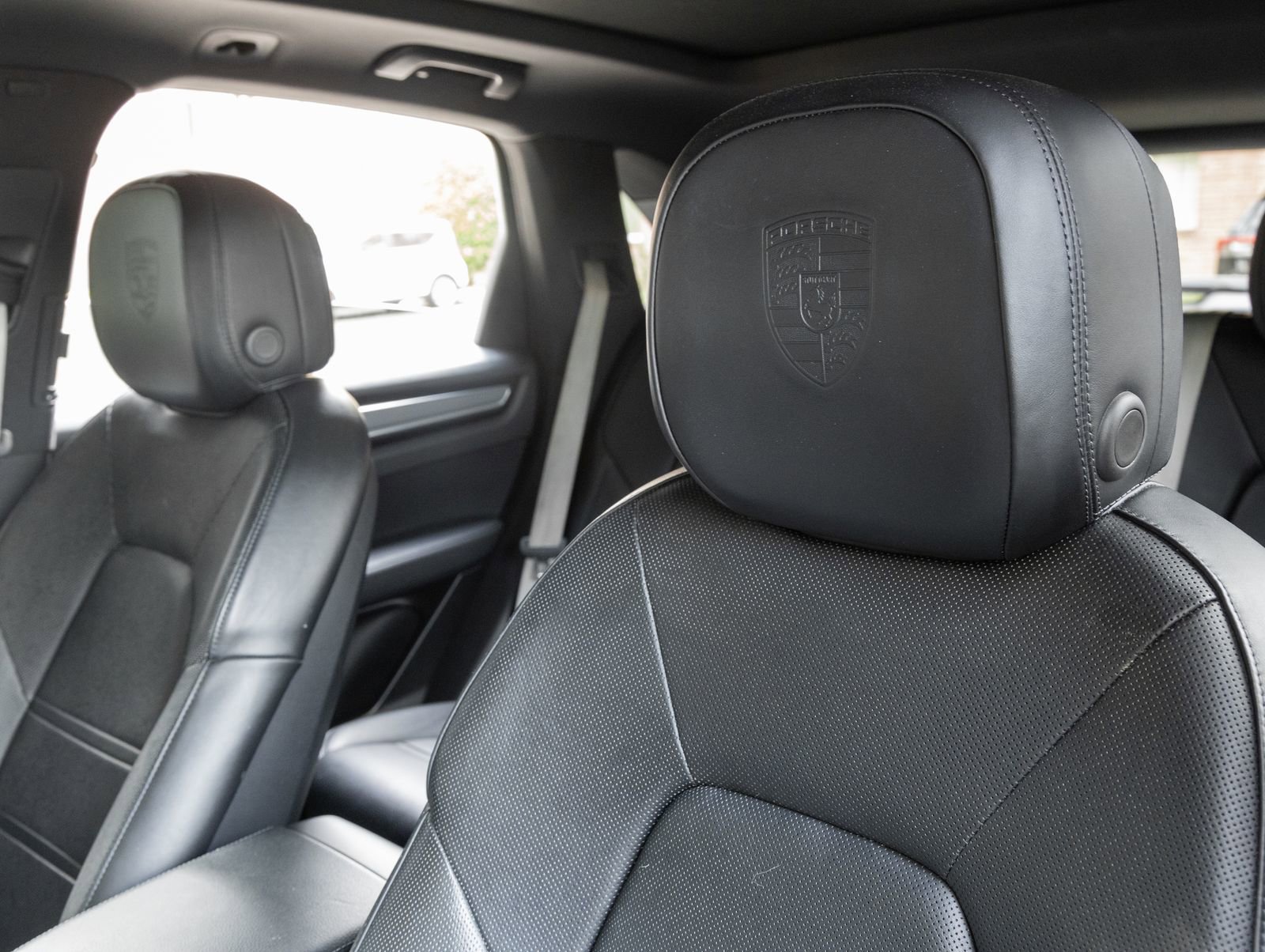 Certified 2023 Porsche Cayenne Platinum Edition image 23