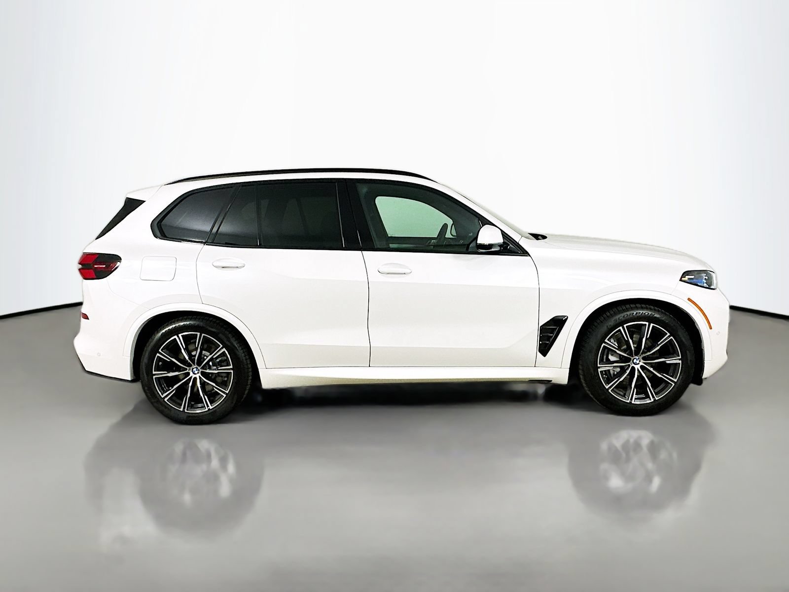 New 2026 BMW X5 xDrive50e w/ M Sport Package AWD/4WD image 4