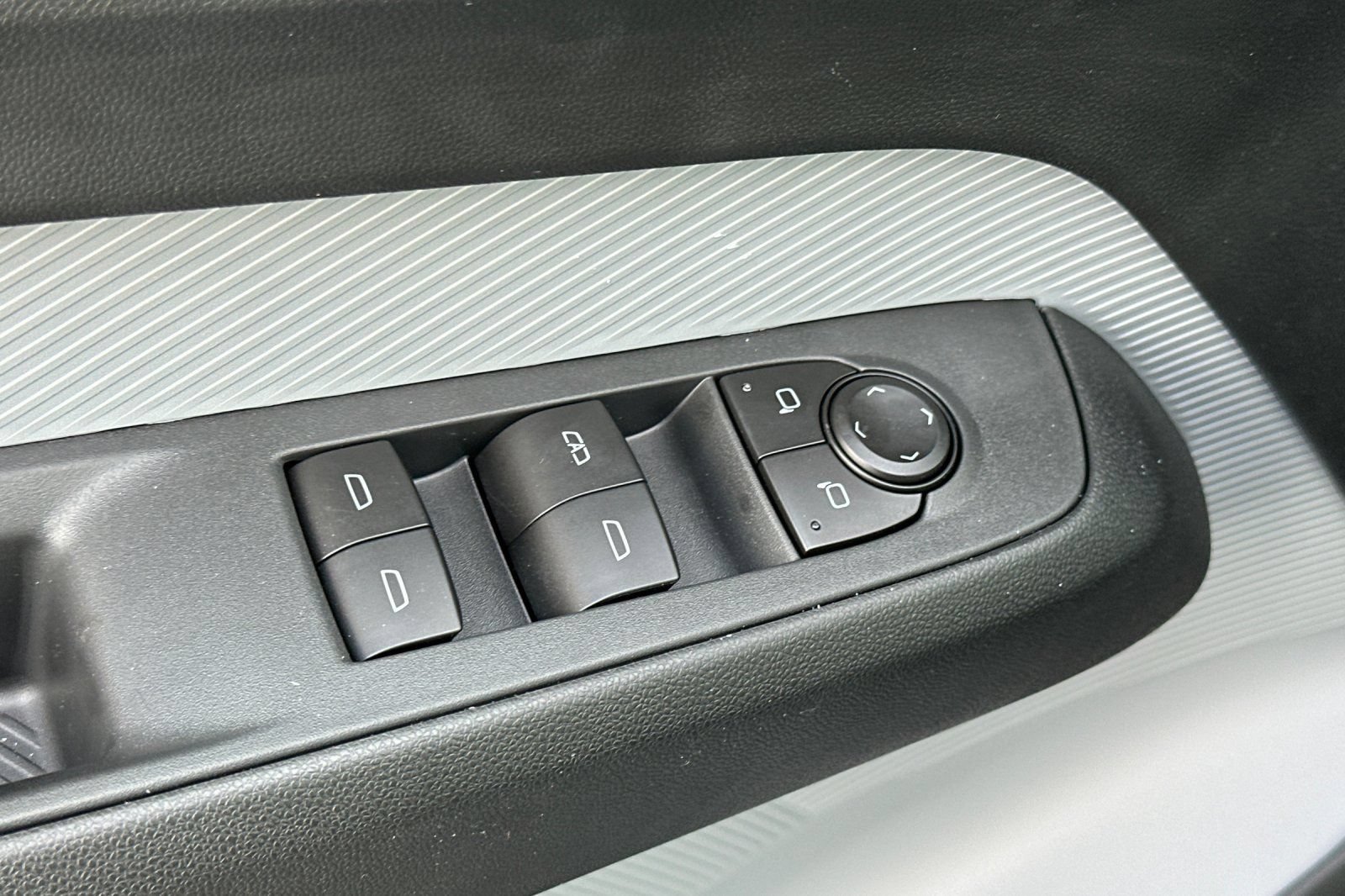 New 2027 Chevrolet Bolt LT w/ Comfort Package FWD image 12