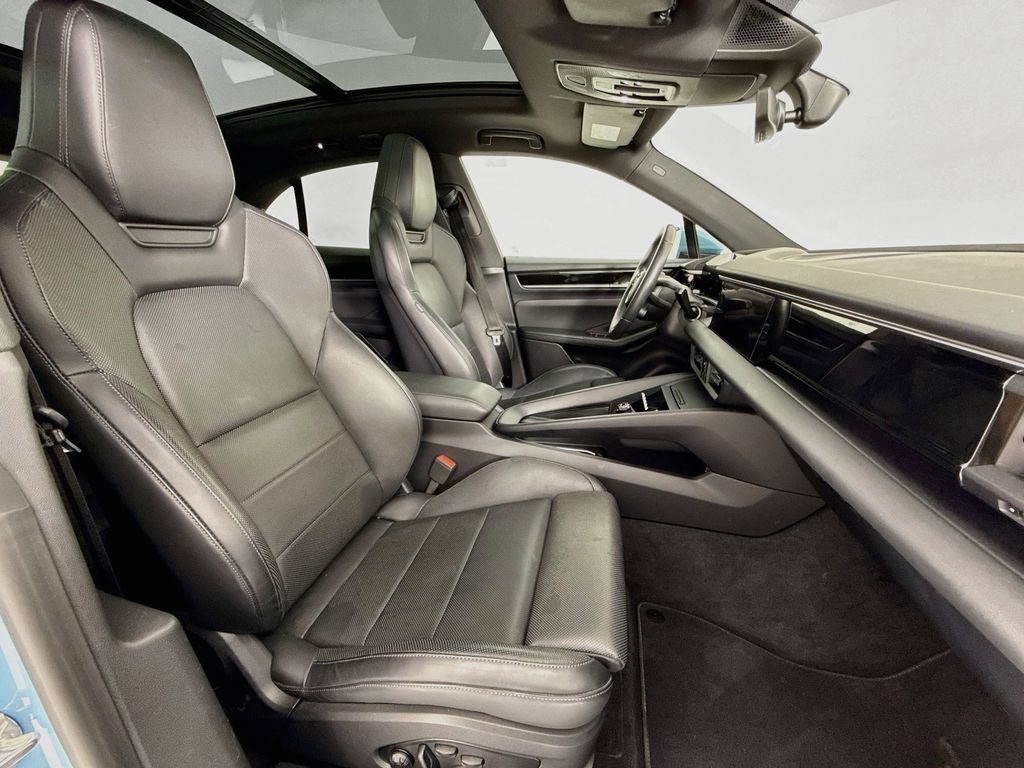 Certified 2025 Porsche Macan Electric RWD image 29