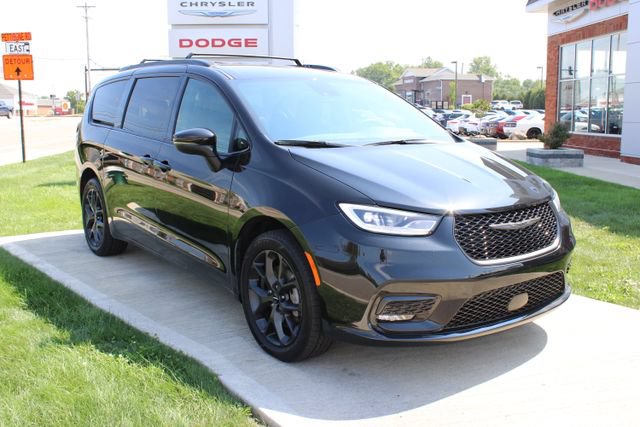 Used 2023 Chrysler Pacifica Touring-L w/ S Appearance Package AWD/4WD image 3