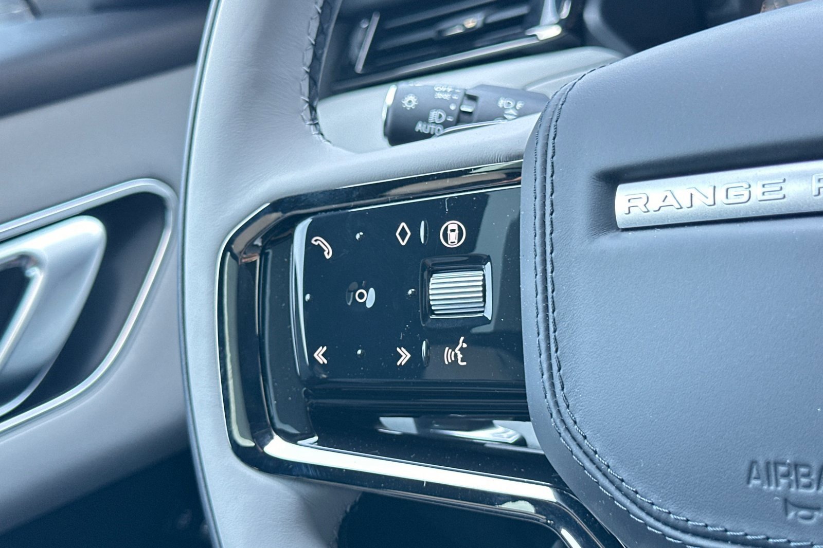 New 2026 Land Rover Range Rover Velar Dynamic SE image 28
