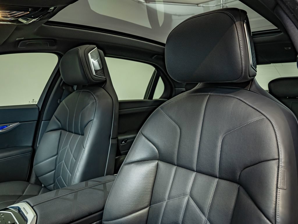 Used 2024 BMW i7 eDrive50 w/ M Sport Package RWD image 43
