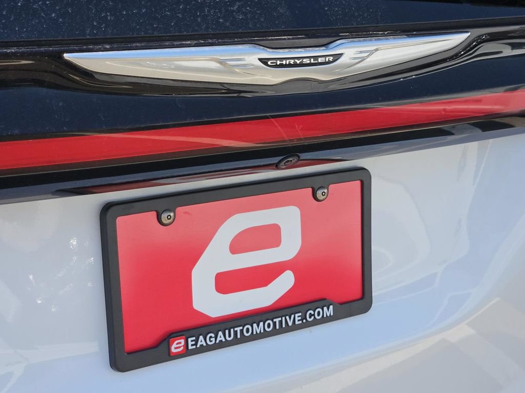 Used 2024 Chrysler Pacifica Touring-L FWD image 10